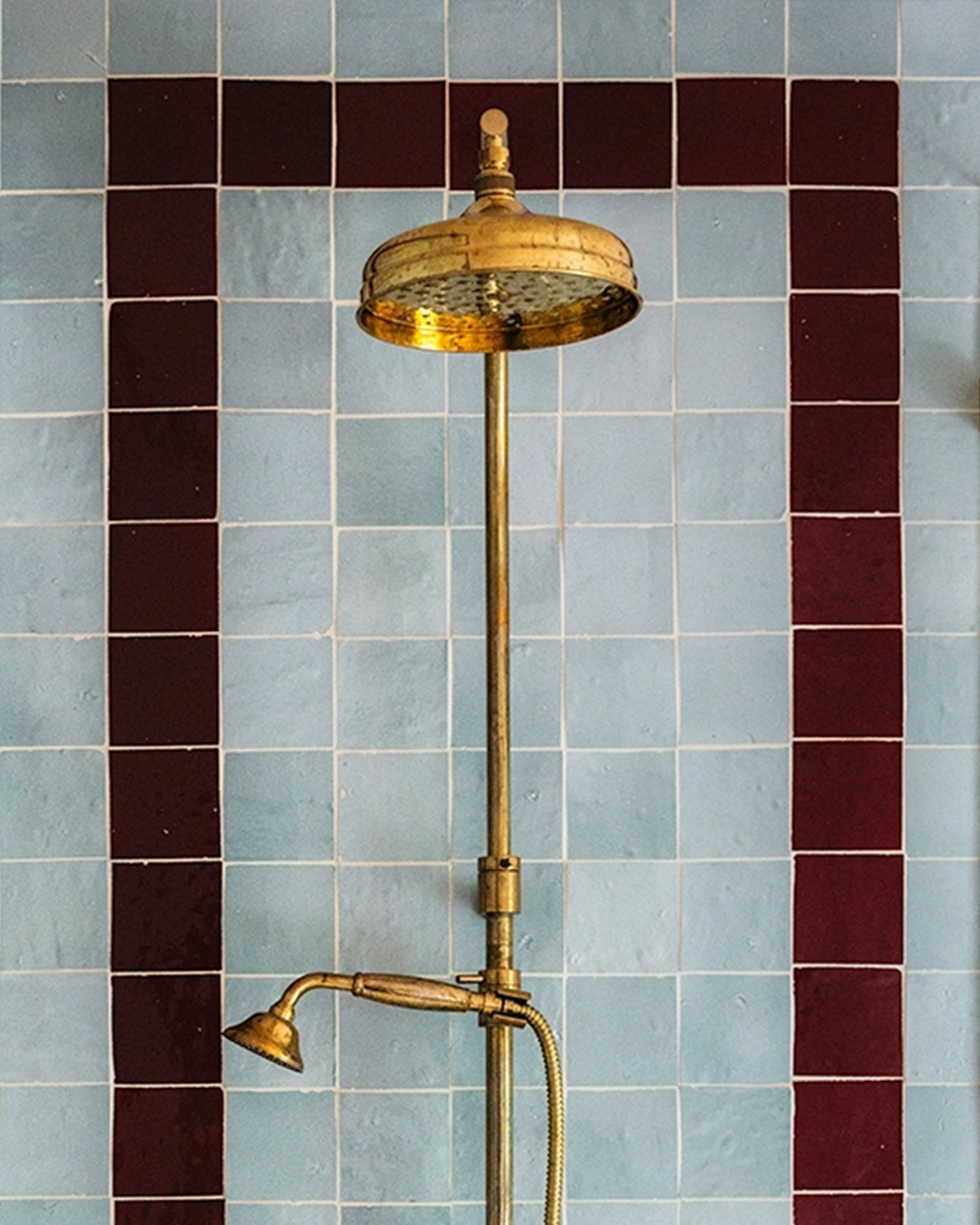 Shower wall with zellige frane pattern in dark red and blue